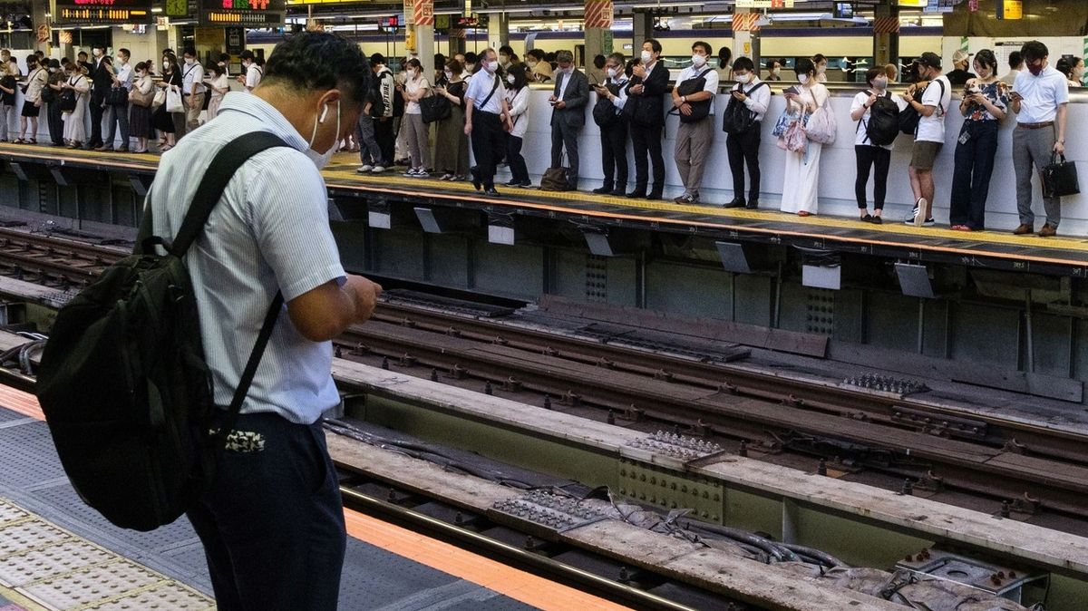 Útok v tokijském vlaku: muž pobodal deset lidí, dopadli ho ve večerce